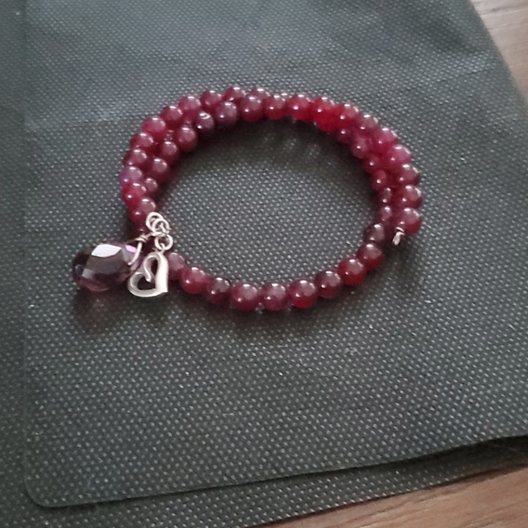 GARNET COLOR BEADS AND HEART DROP BRACELET - Picture 4 of 4